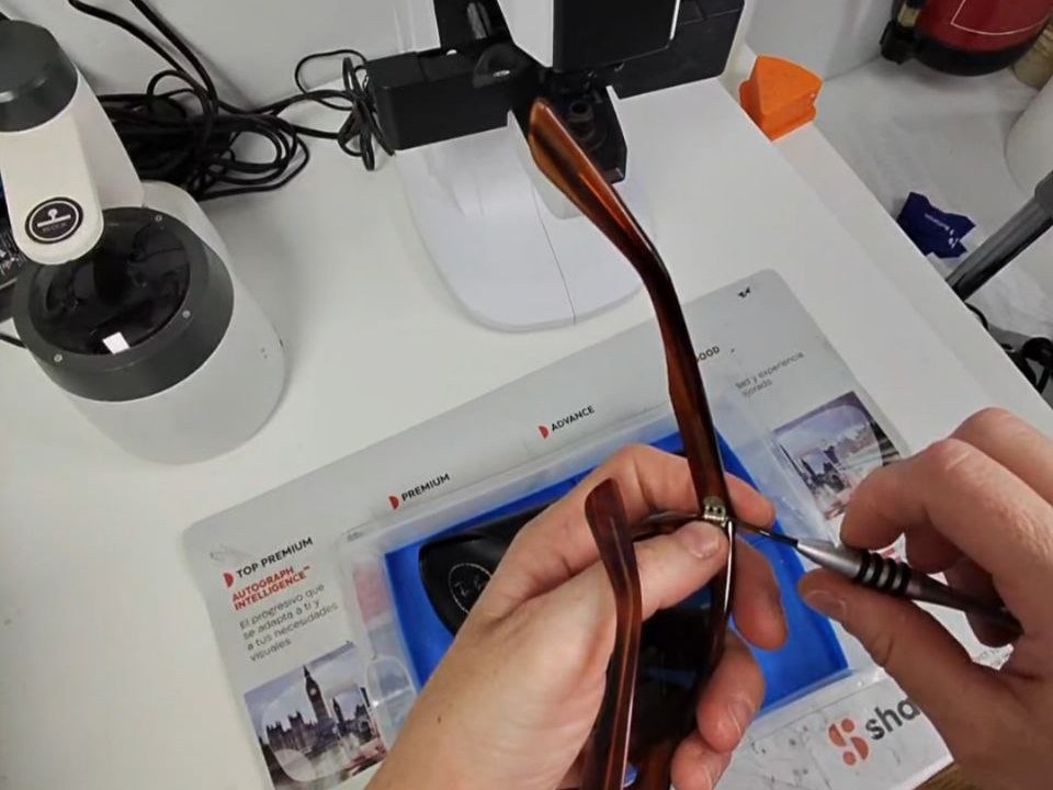 Verificación en el frontofocómetro de las lentes nuevas montadas en la montura del cliente, taller de Óptica Ricottilli