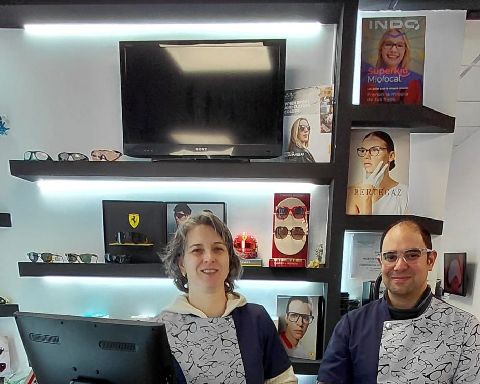Virginia Sanz y Johnatan Ricottilli, equipo de Óptica Ricottilli en Pueblo Nuevo, Madrid