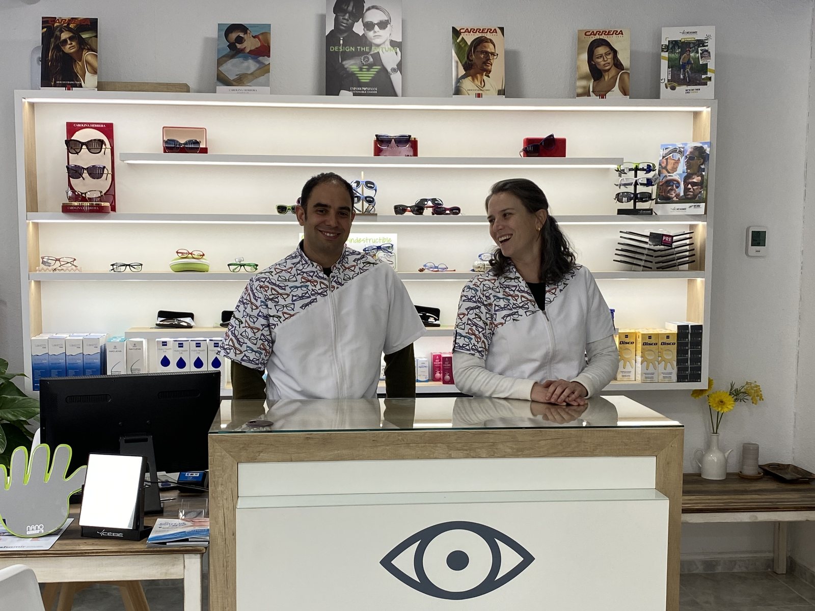 Virginia y Johnatan, el equipo de Óptica Ricottilli, en la óptica de Pueblo Nuevo