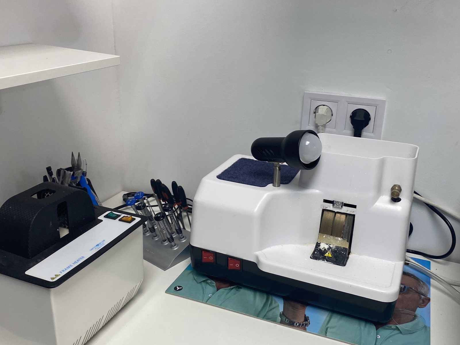Manos trabajando una gafa en el taller de reparación de Óptica Ricottilli en Madrid