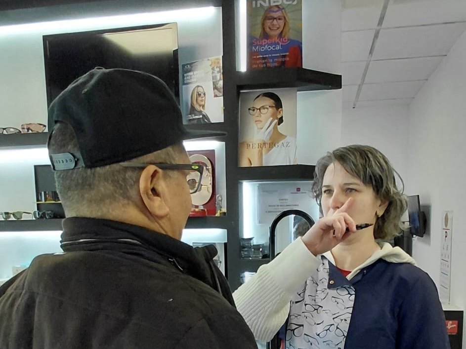 Revisión visual a un cliente en el gabinete de Óptica Ricottilli
