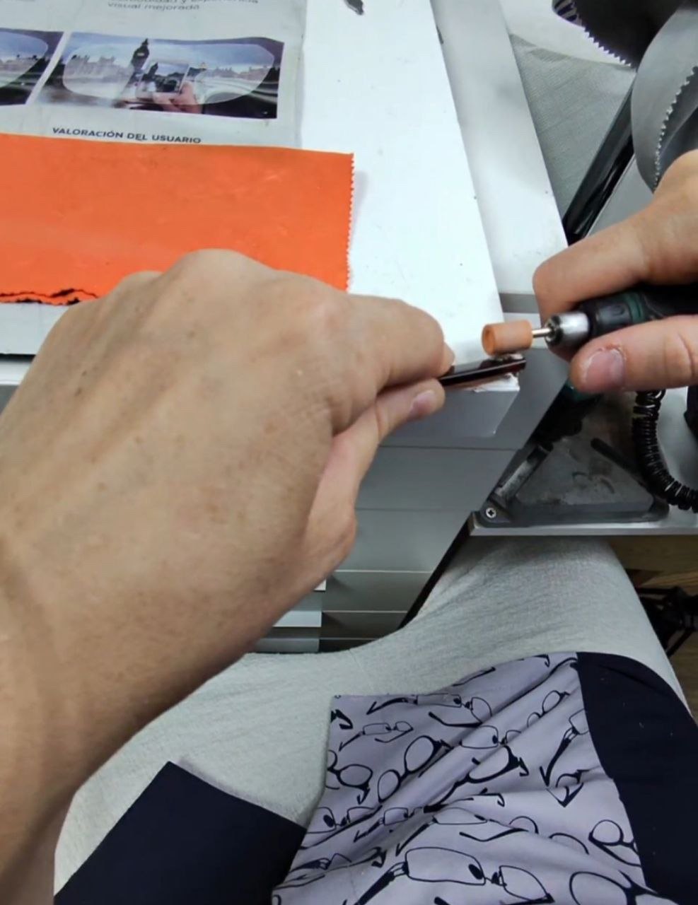 Trabajo artesanal sobre una montura en el taller propio de Óptica Ricottilli, Pueblo Nuevo (Madrid)
